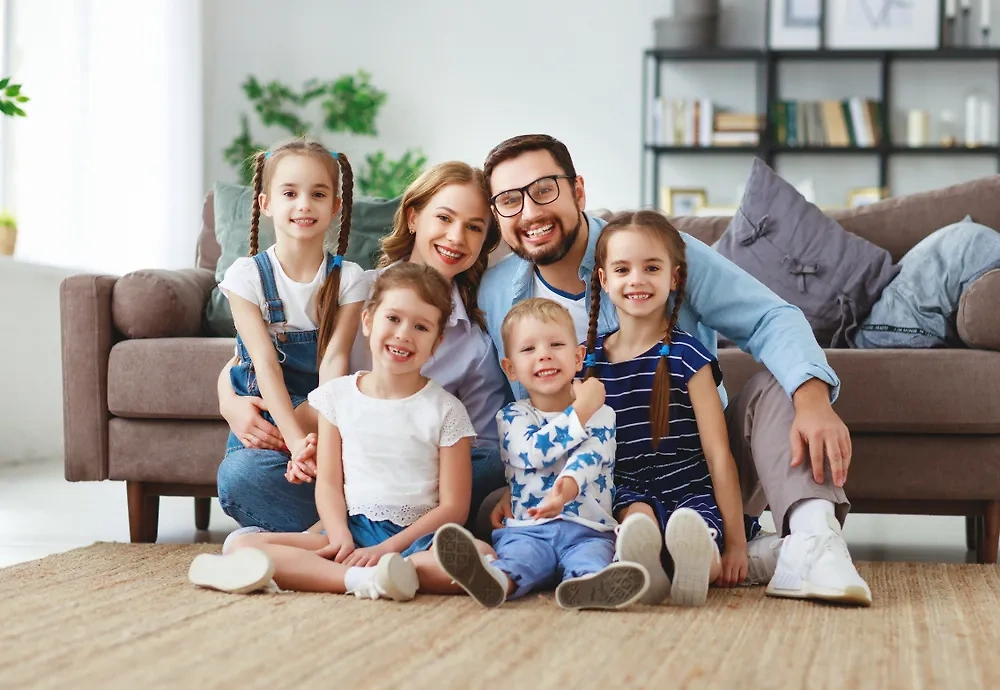 С 1 июня вырастут выплаты семьям с детьми и пенсионерам. Обложка © Shutterstock / FOTODOM / Evgeny Atamanenko