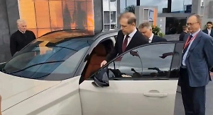 «Очень комфортно»: Мантуров провёл тест-драйв новой Lada Azimut
